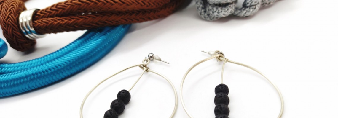 ΘEMA:  DIY : Πώς φτιάχνουμε εύκολα και γρήγορα σκουλαρίκια από σύρμα και χάντρες !