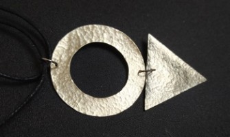 ΘEMA: Φτιάχνοντας κολιέ με γεωμετρικά σχήματα σε αλπακά.